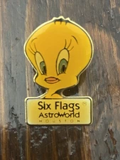 Vintage Tweety Bird Looney Tunes Six Flags Astroworld Houston Texas Pin Pinback
