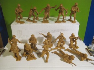MARX BATTLEGROUND PLAYSET 15 MARINES ARMY PADDLER FLAT TAN PLASTIC TOY SOLDIERS