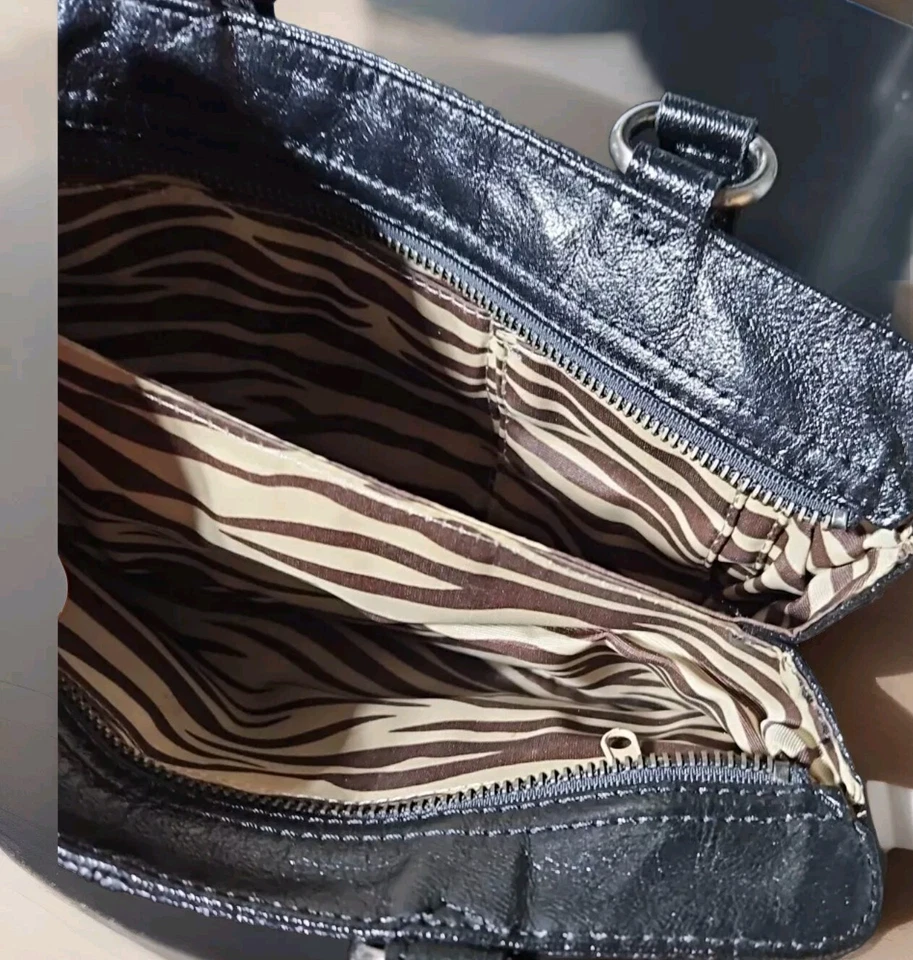 De Colección Guess Bolso de Mano Cartera Cuero Negro Hebillas Bolsillo Exterior Bolso sin asas 10x6 pulgadas Foto 3 de 3