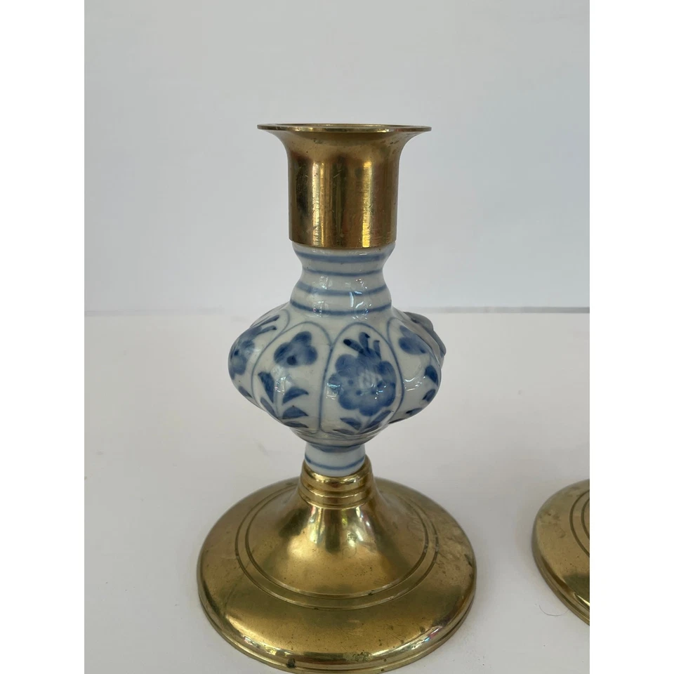 Juego de pares de candelabros vintage Jehvani de porcelana azul y blanco, latón y Delft  Foto 2 de 3