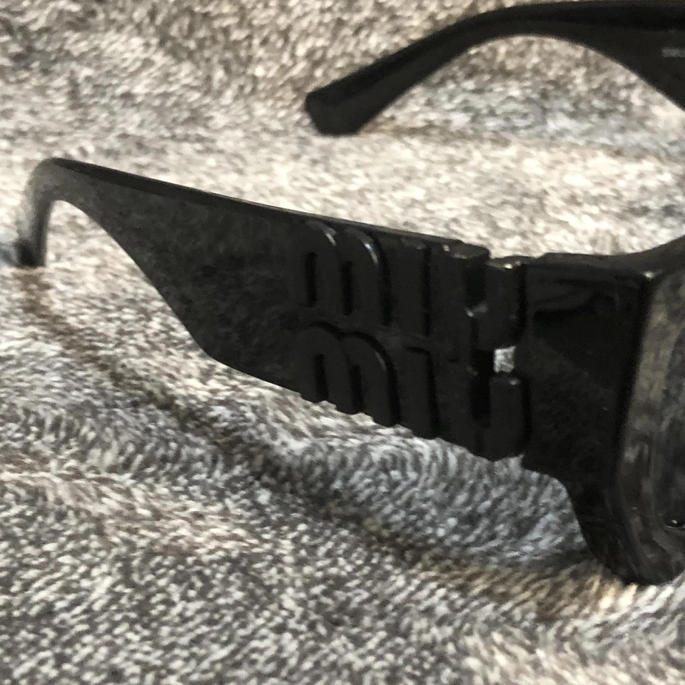 Gafas de sol Miu Miu para mujer negras rectangulares con logotipo Temple SMU09WS 52-23-130 Foto 2 de 4