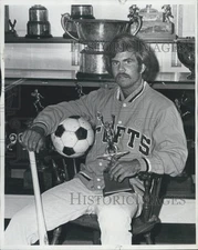 1975 Press Photo Sullivan Receives Clarence "Pop" Houston Award - RSG42239