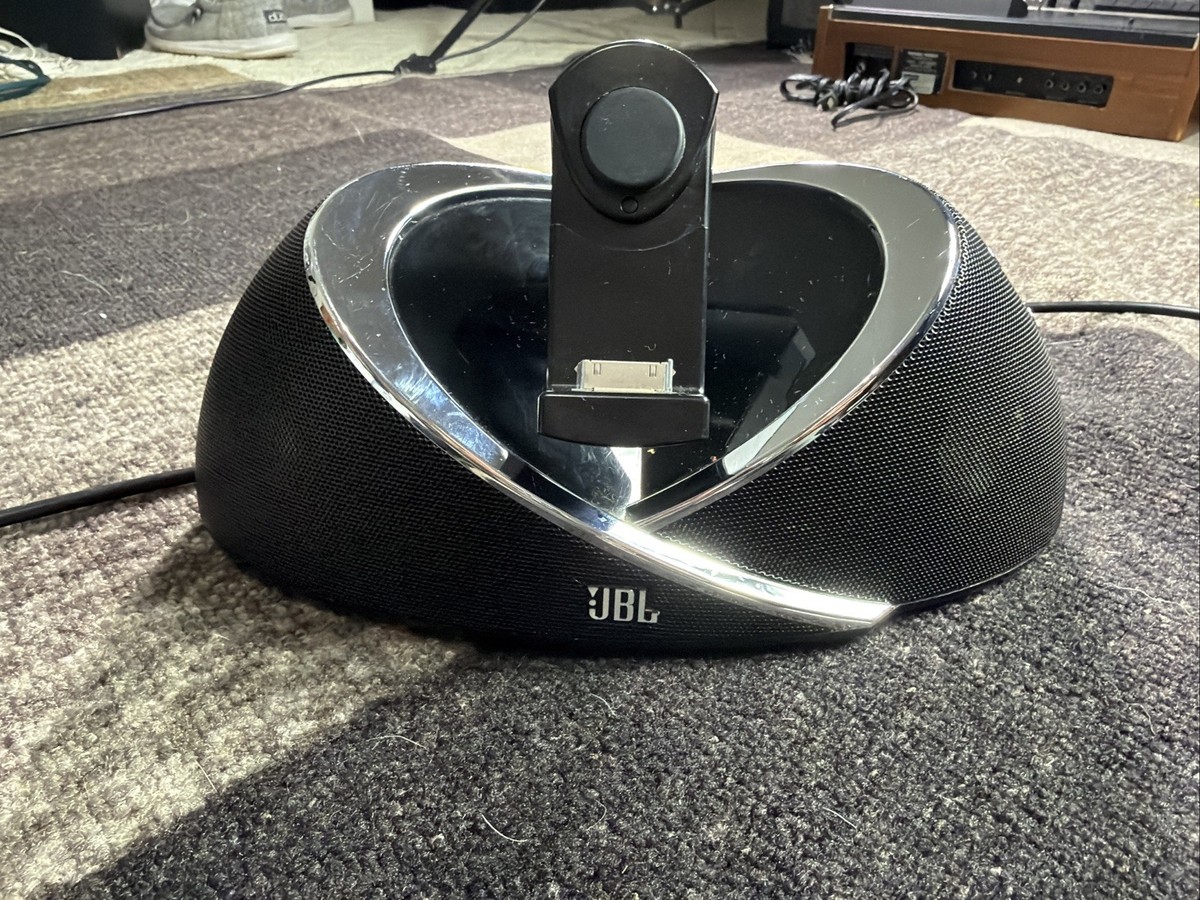 JBL OnBeat Xtreme iPod/iphone/iPad speaker docking system 30 Pin