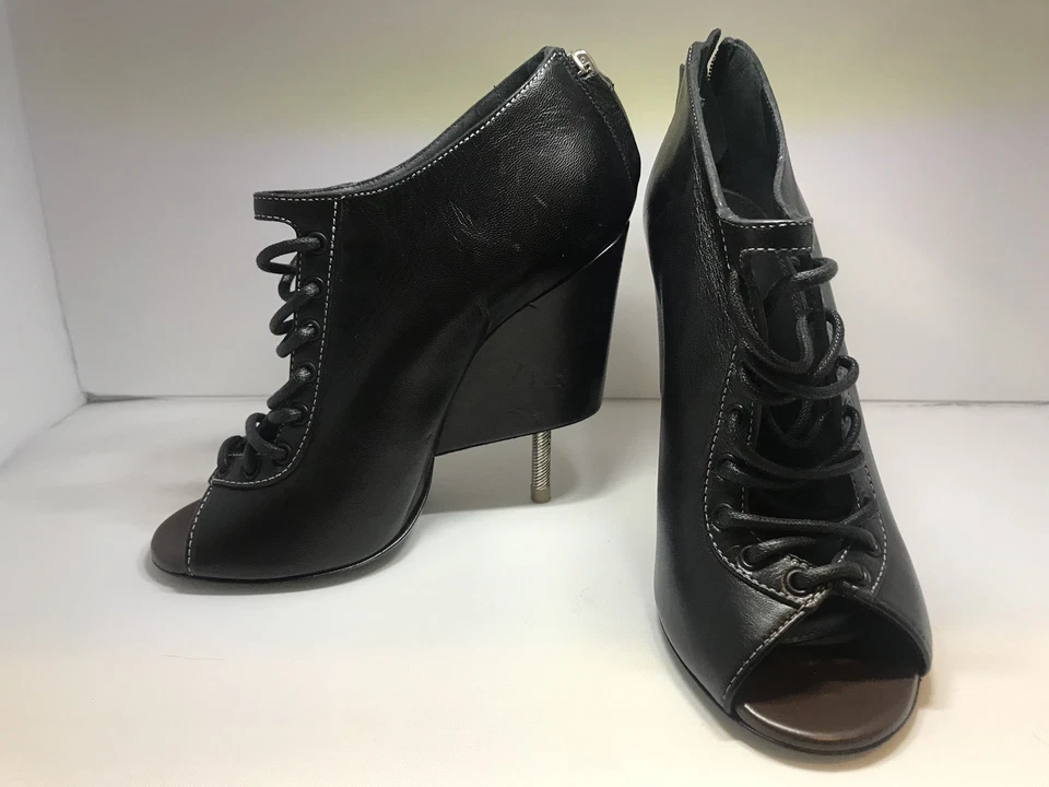 BOTINES GIVENCHY NISSA CUERO NEGRO CON CORDONES TALLA 36 1/2 US 6 1/2 $1625 Foto 2 de 4