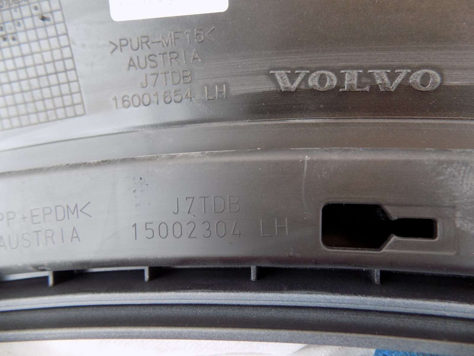 VOLVO XC90 2015-2018 LEFT FENDER FLARE WHEEL ARCH MOULDING NEW 