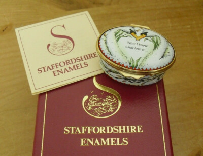 Staffordshire Emaille ''Jetzt weiß ich, was Liebe ist'' Schwäne & Binsen Box - 2 1/8''