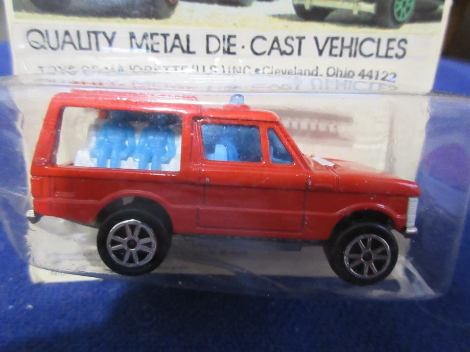 Majorette 246 Range Rover Fire Truck & Firemen Made in France 1:64 - Image 2 of 4
