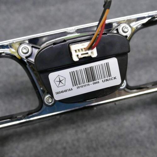 2011-2014 Chrysler 200 Sedan Radio Bezel Trim Clock Hazard Traction Switch 74392 - Foto 12 di 15
