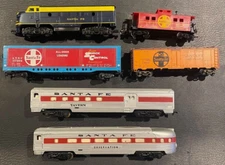 (6) HO TRAIN LOT VARIOUS BRANDS INCLUDES LOCAMOTIVE (LOT 3) SANTA FE