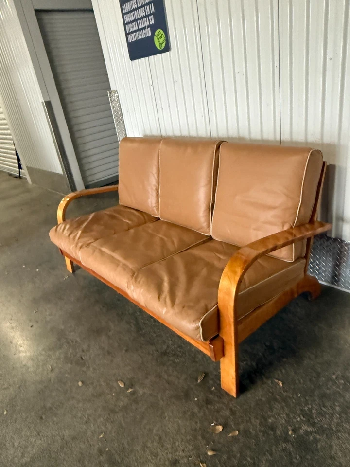 Sofá de tres plazas de arce tigre con figura Russell Wright de la década de 1930 Machine Age Foto 4 de 4