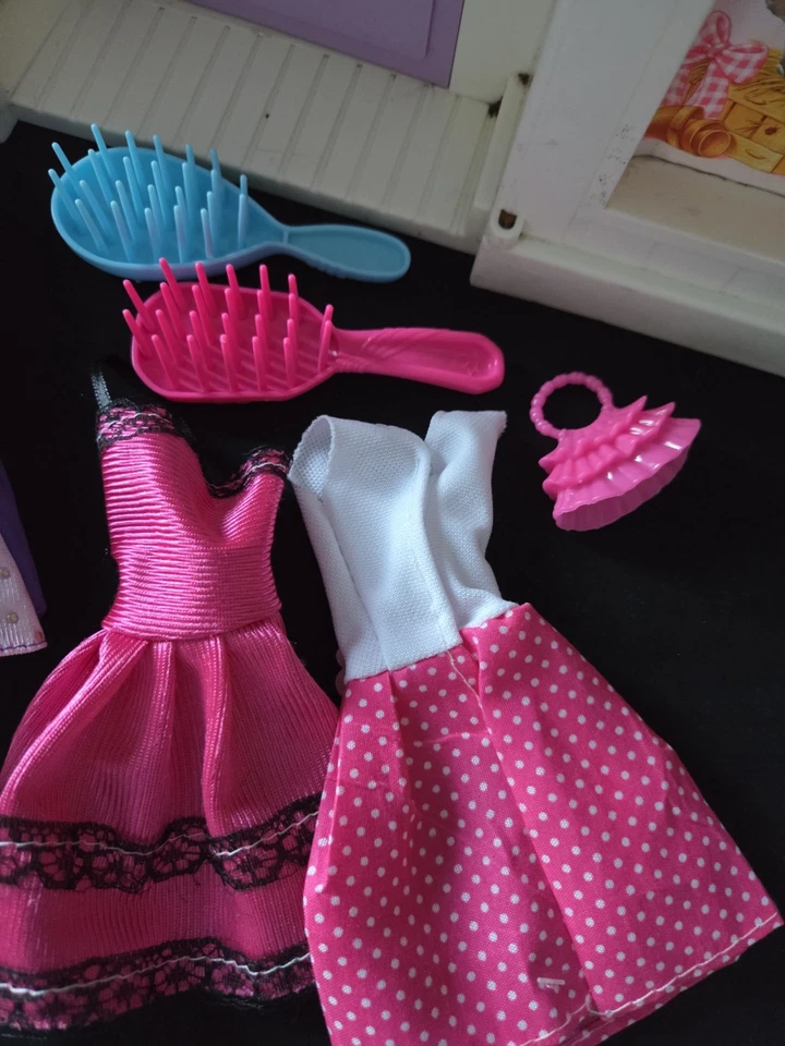1996 Folding Pretty Barbie House Vintage + x3 barbie dolls and extras - Image 2 of 4