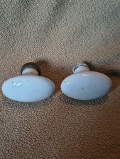 Lot de 2 poignées de porte anciennes en porcelaine blanche.