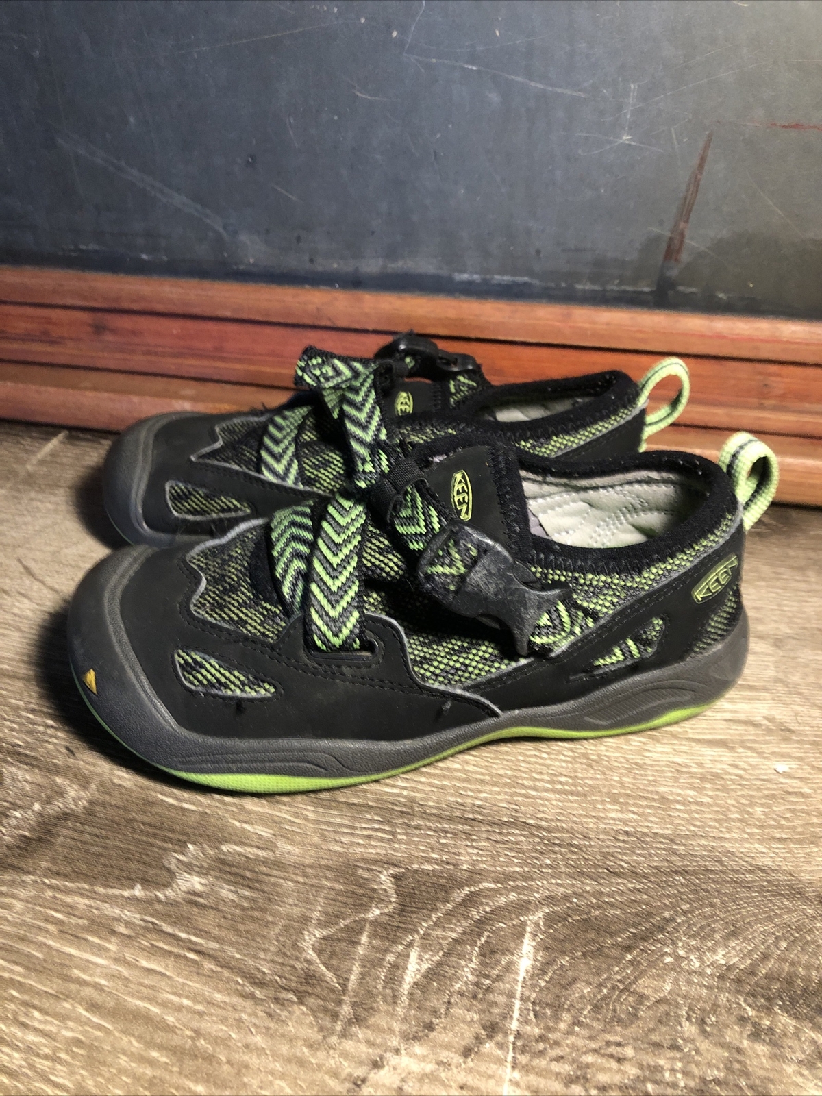 Fibbia all'aperto Keen Komodo Dragon Sport 13 bambino nero verde escursionismo A2