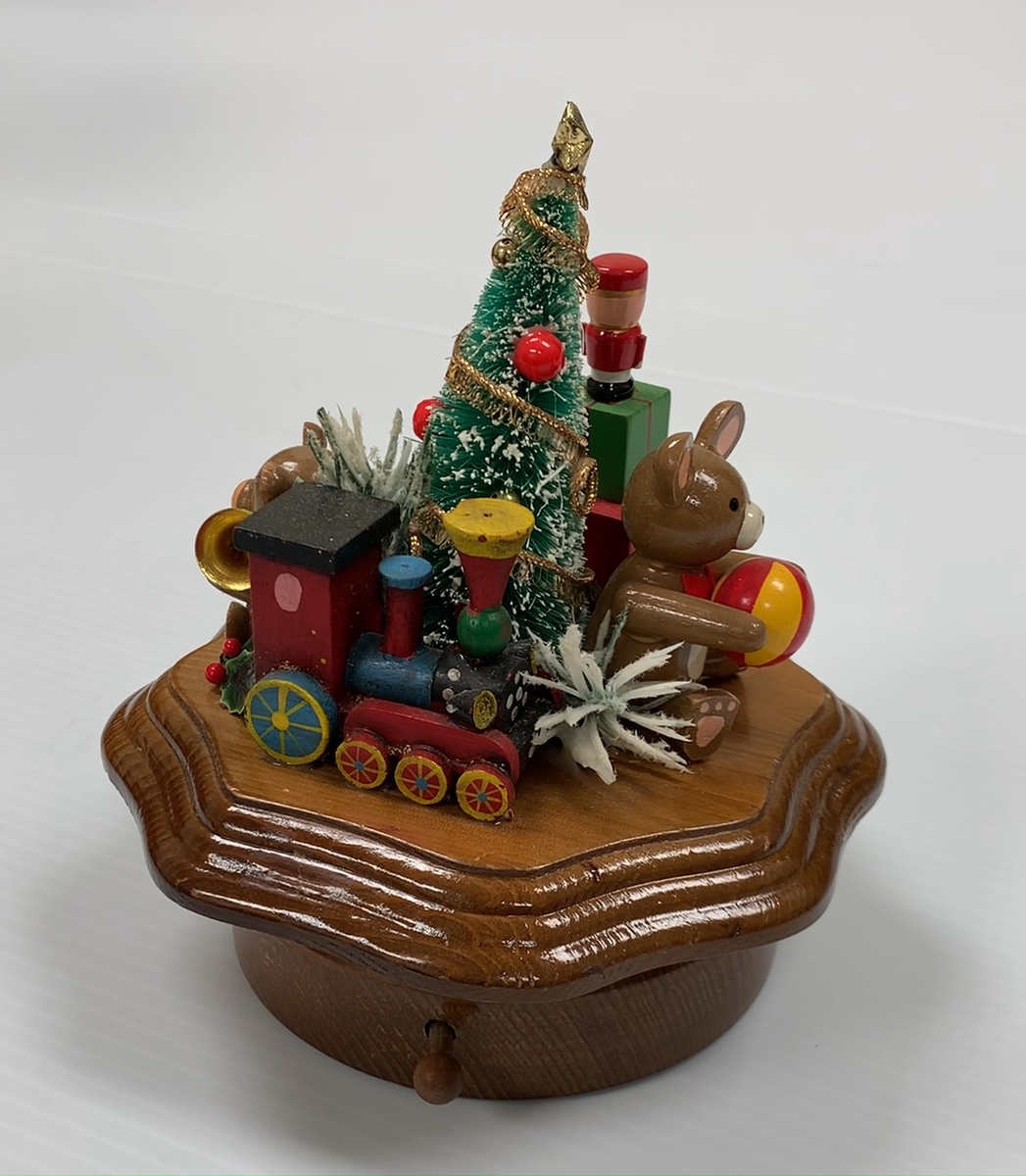 【美品】フンメル人形★Christmas Wish Music Box 1999 Christmas music box - Tune: We wish You A Merry Christmas Schmid