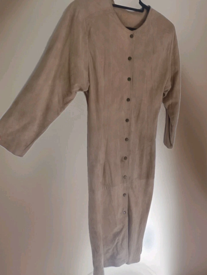 Vestido de Gamuza de Cordero Firenze Santa Bárbara Años 80 De Colección M | Cuero Nueva Zelanda, Lápiz Frontal a Presión  Foto 2 de 4