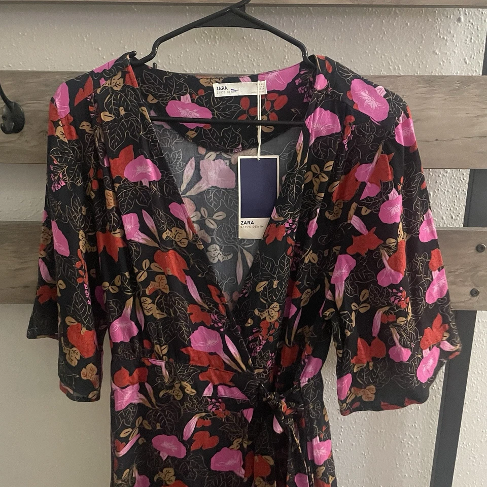 NUEVO CON ETIQUETAS ZARA Mono Floral Negro Rosa Viscosa Envoltura Cuello en V Pierna Ancha Corbata Cintura XS Foto 3 de 4