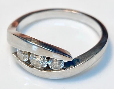 MAGNIFIQUE BAGUE OR 18 CARATS - TRILOGIE DE DIAMANTS 0.45 CARAT - 5.26 G - Photo 1/4