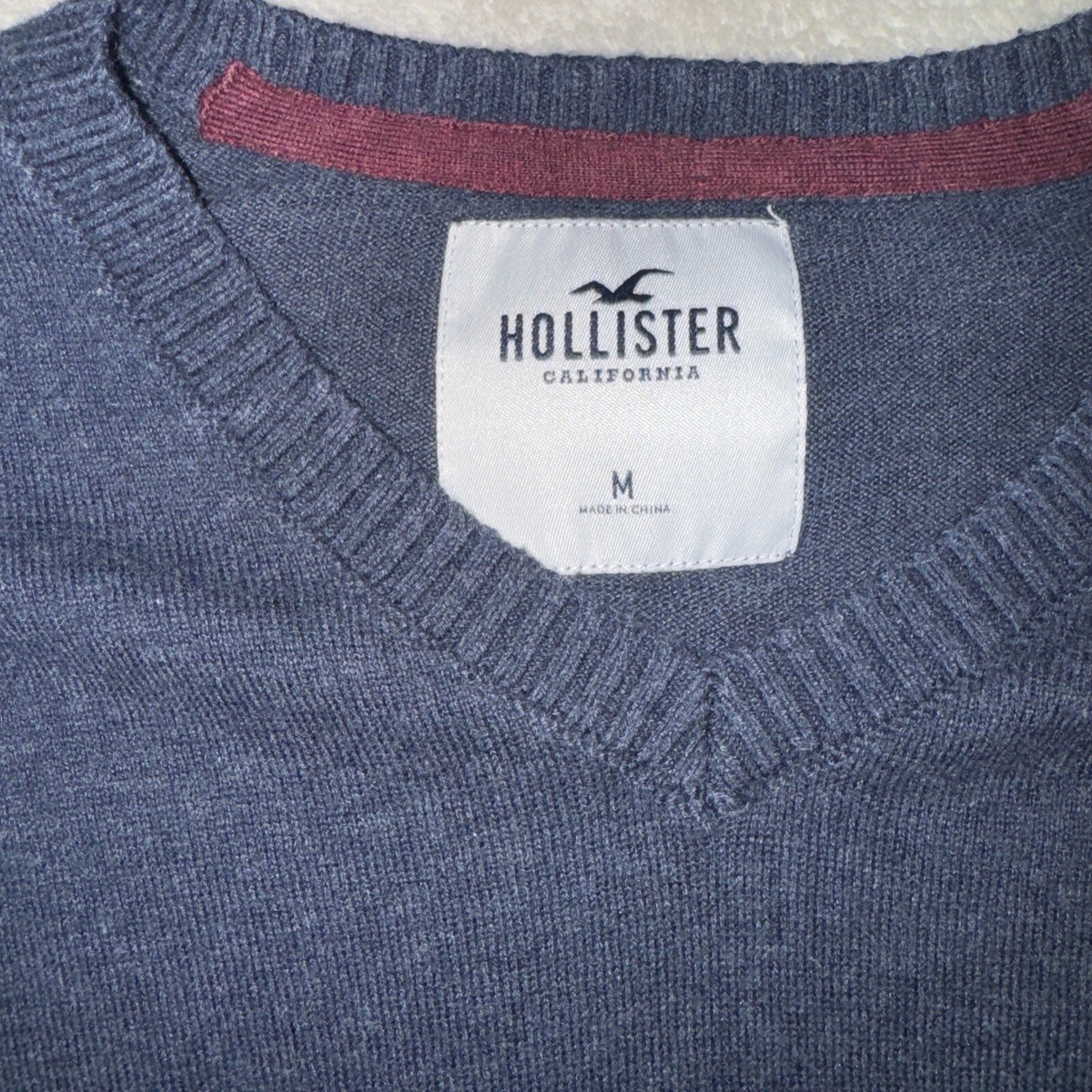 HOLLISTER Men's Dark Blue V-Neck Sweater Seagull Logo Size M