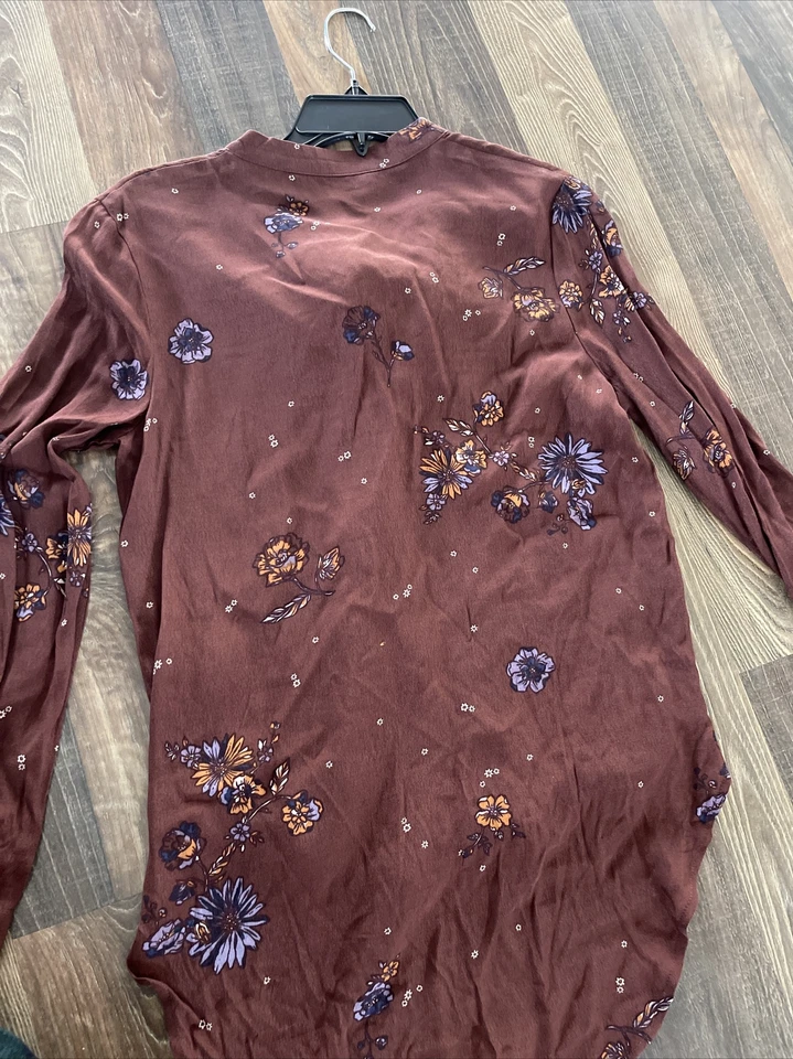 Blusa envolvente sintética con estampado floral marrón Knot Sisters talla XS dobladillo alto bajo Foto 2 de 4