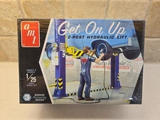 AMT, GET ON UP, 2 POST HYDRAULIC LIFT, 1:25 SCALE !!FACTORY SEALED!!