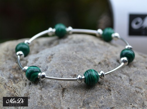 Pulsera elástica con plata esterlina y malaquita. Hecho a mano en Sydney. - Imagen 3 de 5