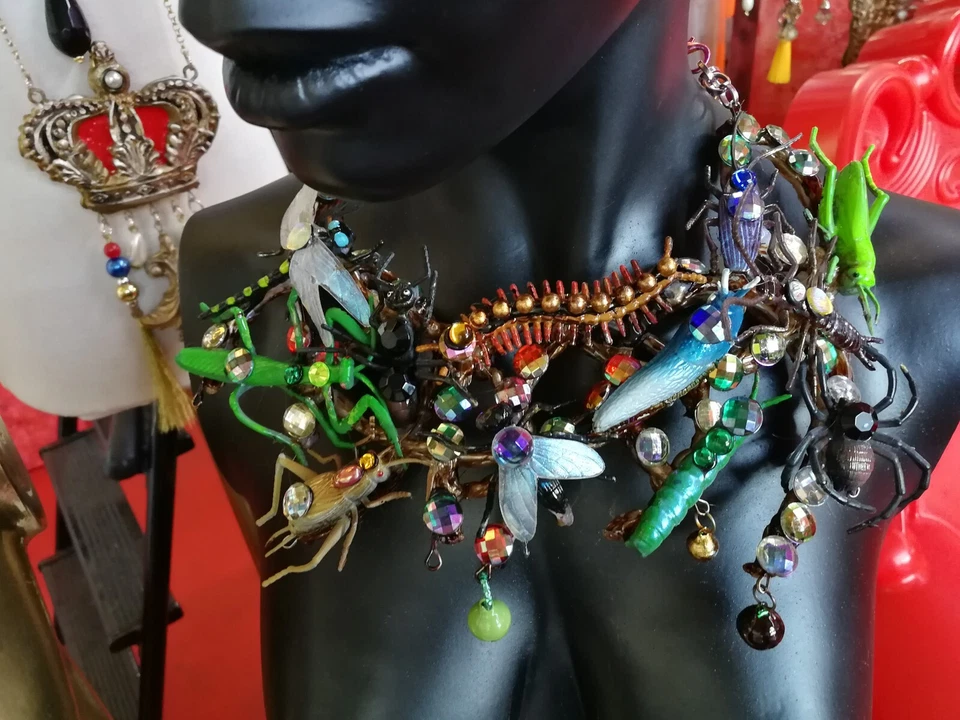 Collar Mujer Declaración Joyería Escarabajo Insecto Brutalista Modernista Joya Fugitiva Foto 4 de 4