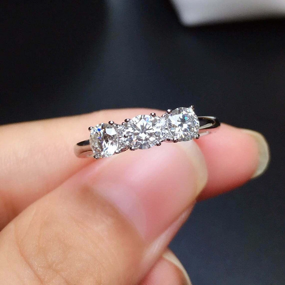 ANILLO DE BODA MOISSANITA DE CORTE REDONDO 1.5 TCW ENCHAPADO EN ORO BLANCO 14K Foto 2 de 4