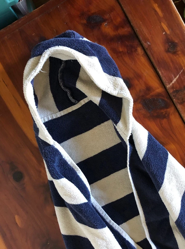 Toalla con capucha Pottery Barn para niños pequeños clásica a rayas azules y blancas 100 % algodón Foto 3 de 4