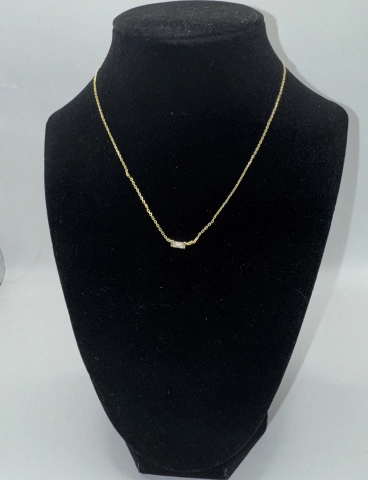 Precioso collar de latón enchapado en oro de 14k Kendra Scott con colgante de cristal blanco Foto 2 de 4