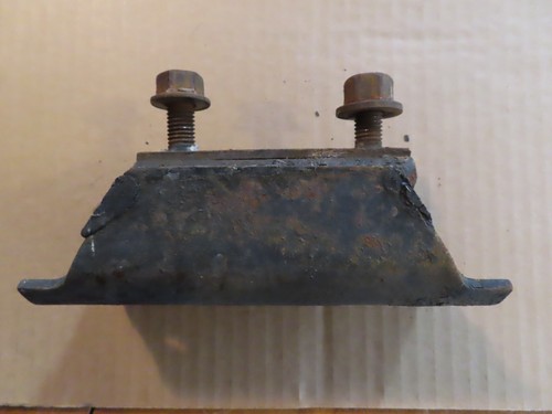Ford Bronco 2 Ranger TRANSMISSION MOUNTING BRACKET MOUNT RETAINER BUSHING AUTO - Picture 4 of 9
