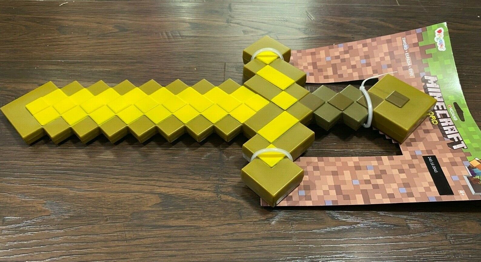 Gold Minecraft Sword, Official Minecraft Costume Accessory for Kids, Single  Size Video Game Costume Prop