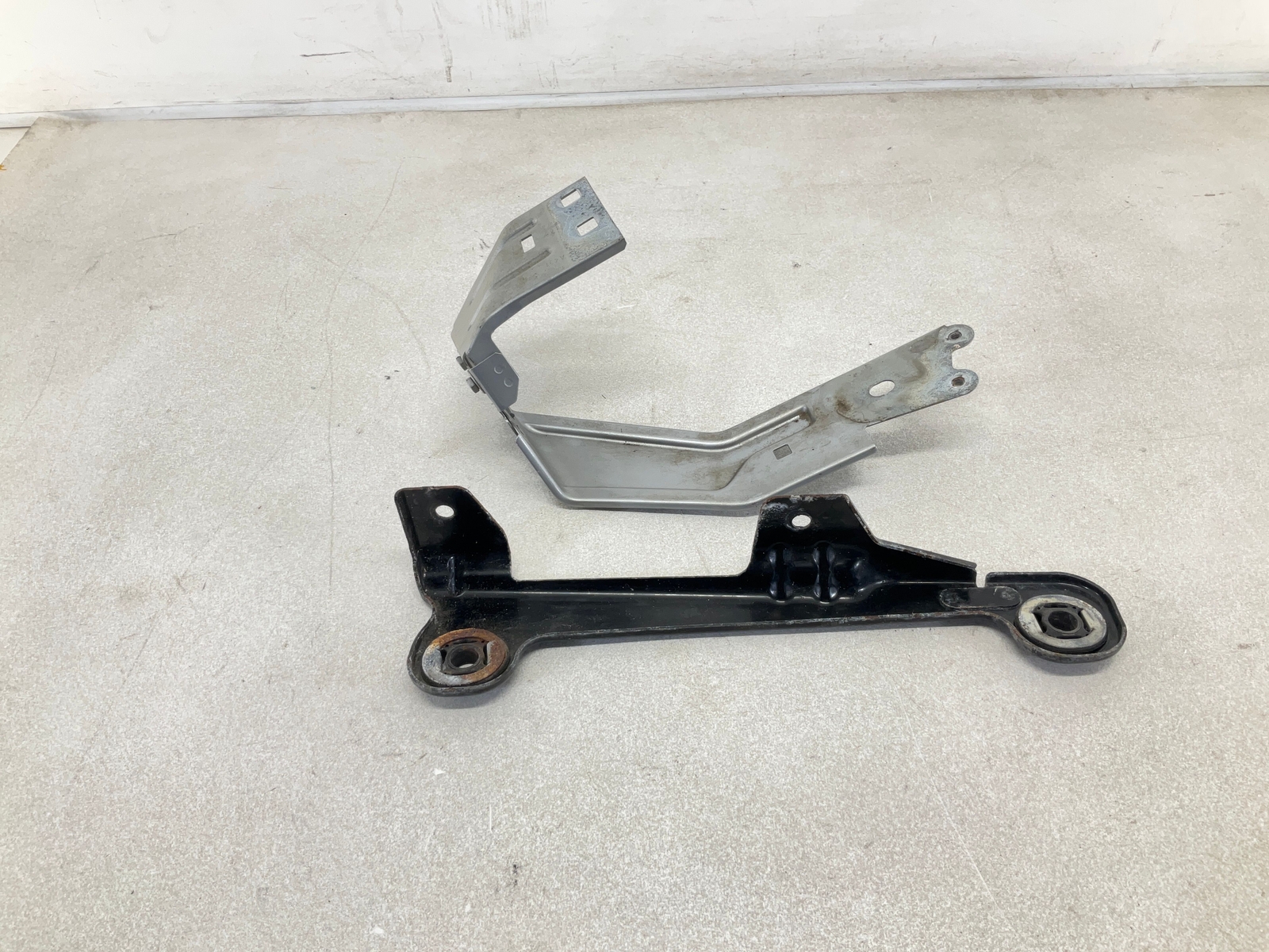 17-20 MASERATI Levante 3.0L Radiator Support Bracket Pair OEM CM