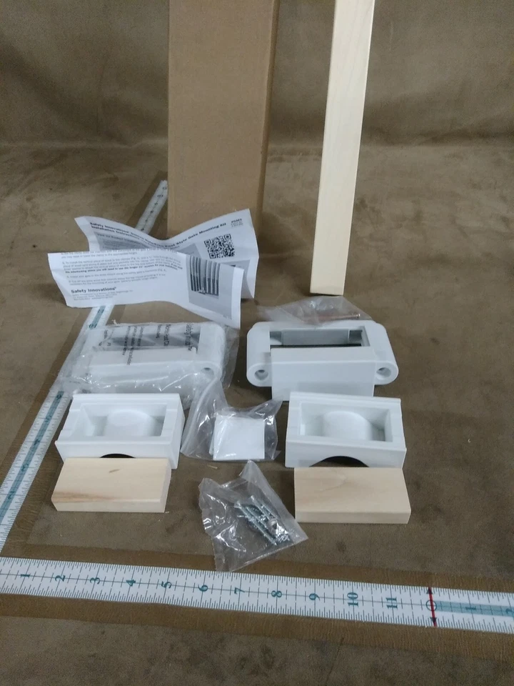 Kit de montaje de puerta de bebé escalera sin orificios Safety Innovations se adapta a postes 2 de 3 Foto 2 de 4