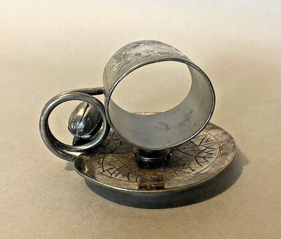 ANTIGUO ANILLO SERVILLETA PLATO PLATA VICTORIANO ROGERS CON ALMOHADILLA DE LIRIO Y FLOR Foto 4 de 4