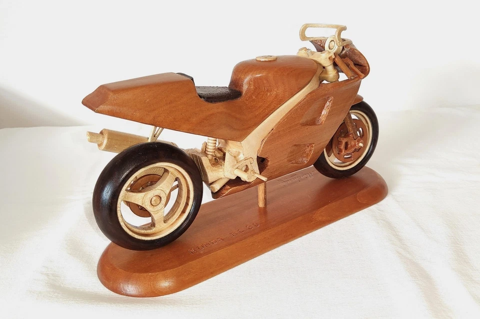 Modellino Moto HONDA RC30 SBK  SCALA 1:9 LegnI Ciliegio/Acero/Noce fatta a mano - Immagine 4 di 4