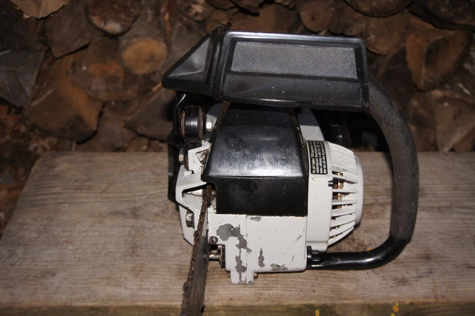 Craftsman 2.3 cubic inch 2300 parts saw runs on prime, fast shipping - Image 4 of 4