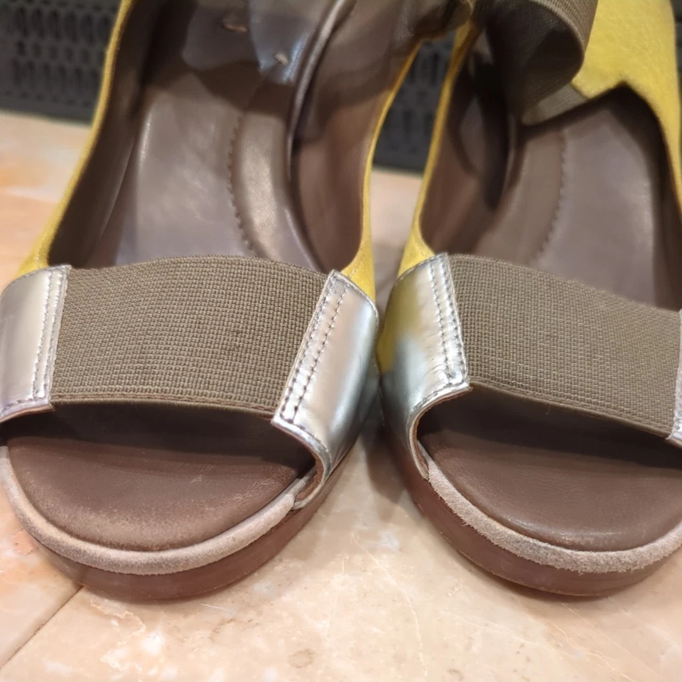 Tacones Bcbg Max Aziria verde y astilla talla 10 Foto 2 de 4