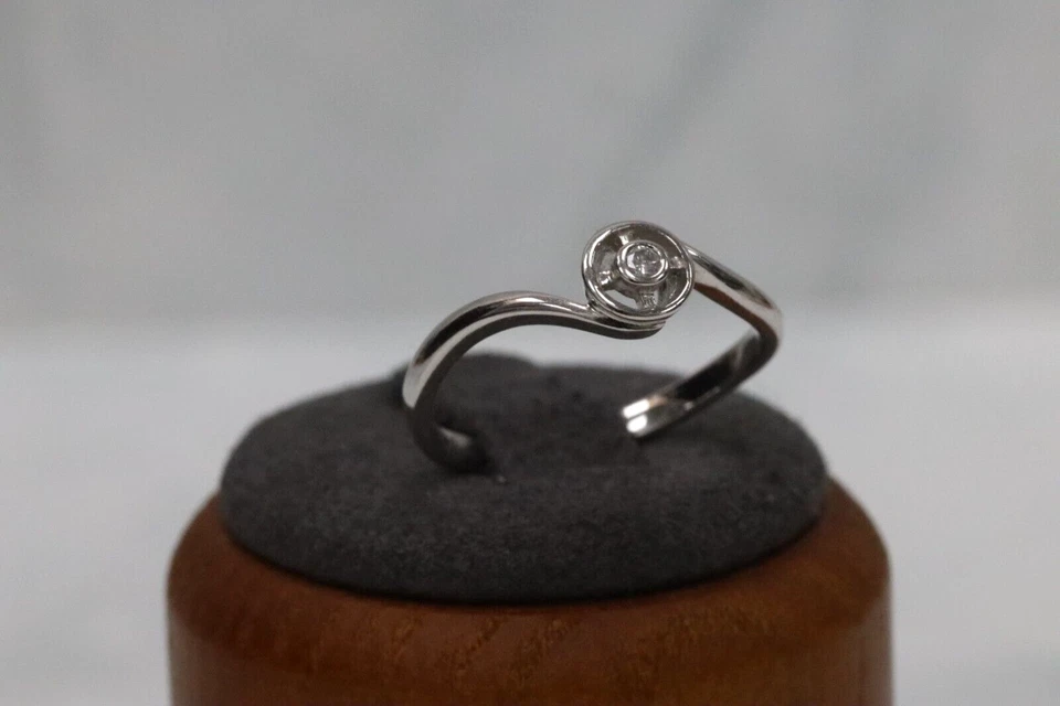 9ct White Gold Diamond Bypass Ring - Size O — 第 4/4 张图片