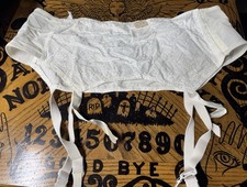 VINTAGE SIMONE EMBROIDERED COTTON GARTER BELT  HOOK SIDE , SIZE 38.