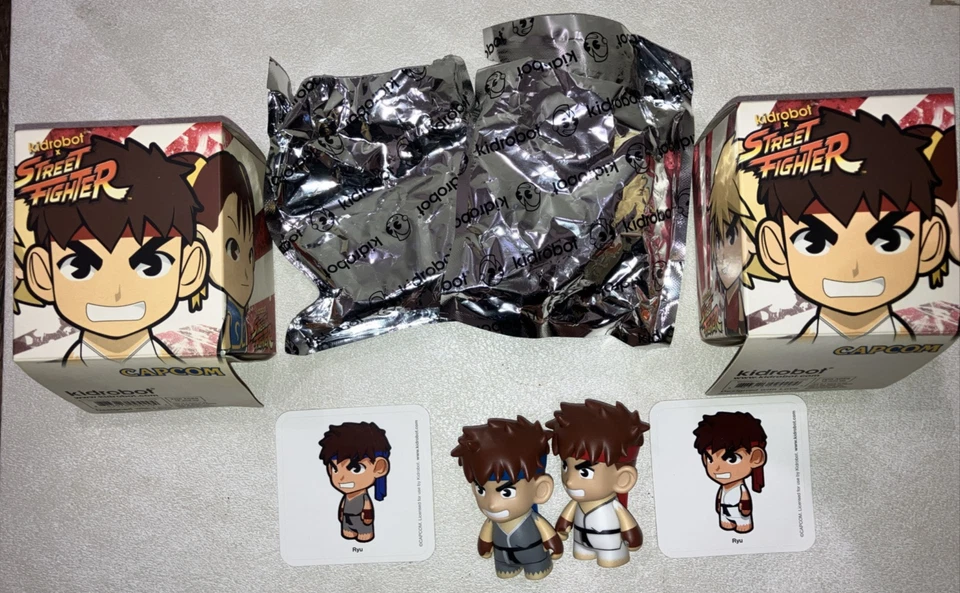 Par de figuras de vinilo Kidrobot Capcom Ryu Street Fighter NUEVO Foto 2 de 4
