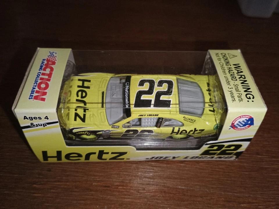 Joey Logano 2013 NASCAR diecast, alquiler de camiones Hertz (amarillo), NNS Foto 2 de 2