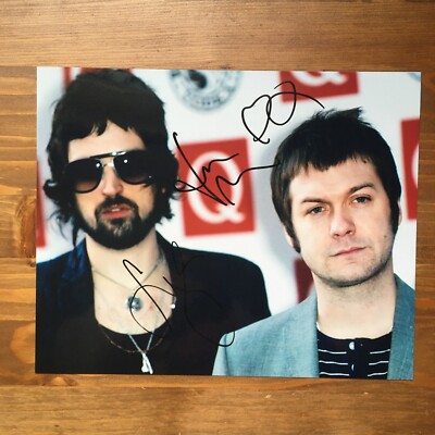 Kasabian handsigniertes Autogramm auf 8x10 Foto IP Tom Meighan Sergio Pizzorno
