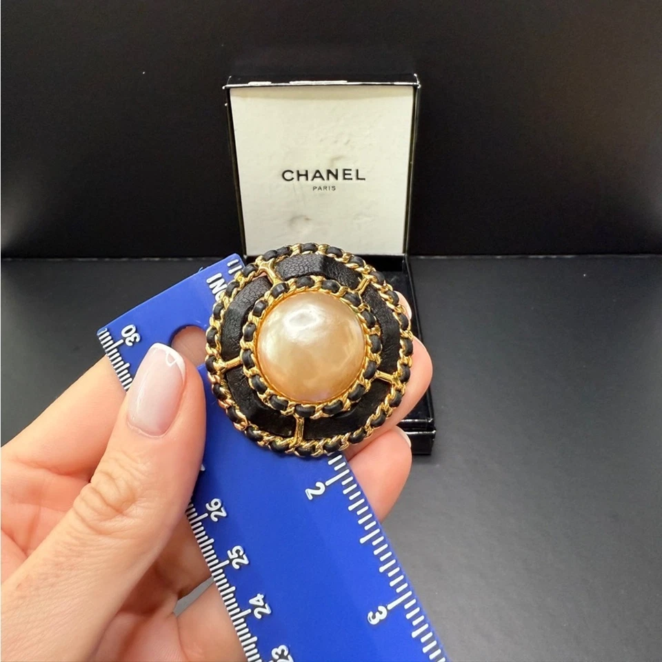 LOT 1659 24K gold plated CHANEL vintage clip on earrings leather chain pearl - Image 2 of 4