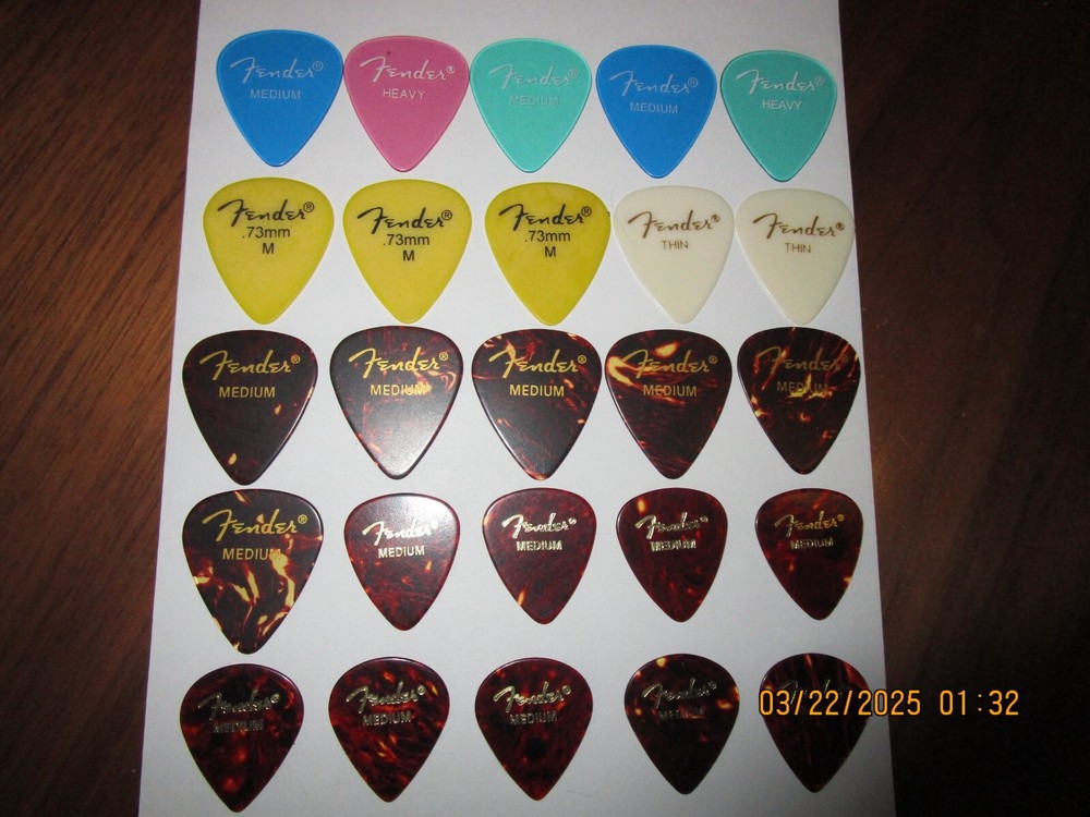 25 Vintage/Modern Fender Guitar Picks – Mixed Gauges NOS RL11 Assortment