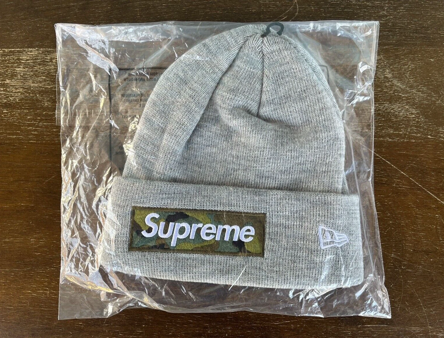 Boîte Supreme FW23 New Era logo beanie bruyère gris taille unique