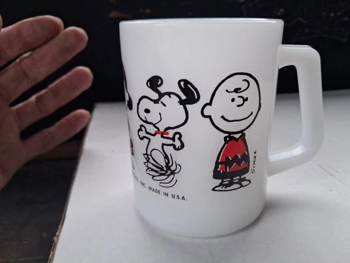 Vintage Federal Glass PEANUTS, Snoopy 1965 Milk Glass Style Mug