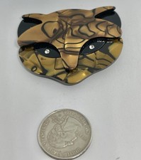 Broche vintage de ojos de estrás con pintura arremolinada laminada dorada y negra de gato