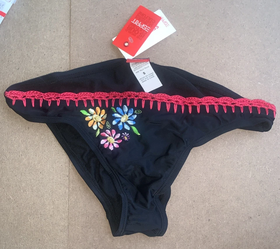 Bikini negro con bordado floral colorido y ribete de ganchillo rojo Talla S Foto 4 de 4