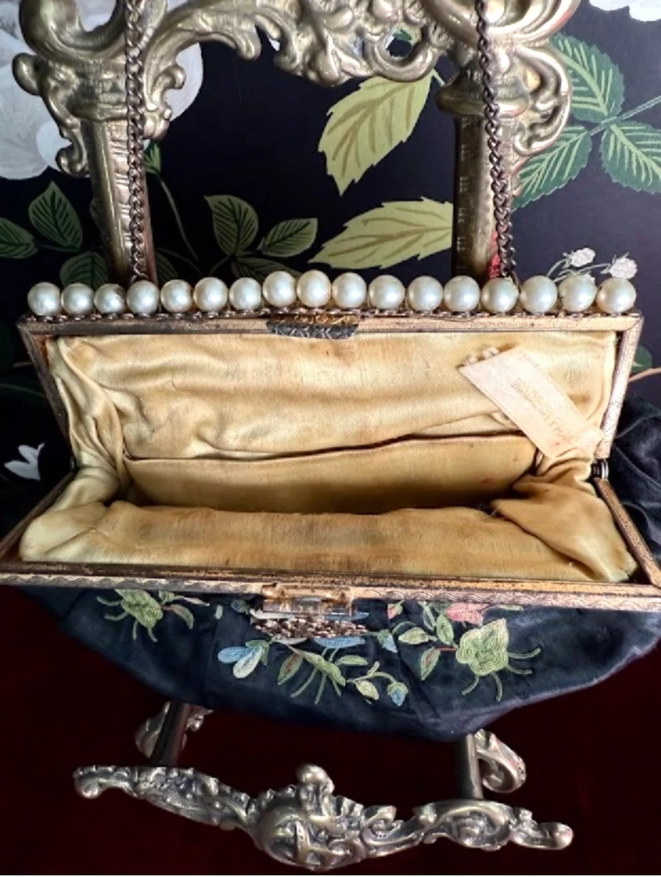 Cartera antigua con marco de joya dorada francesa negra floral pandereta Le Point De Beauvais Foto 3 de 3