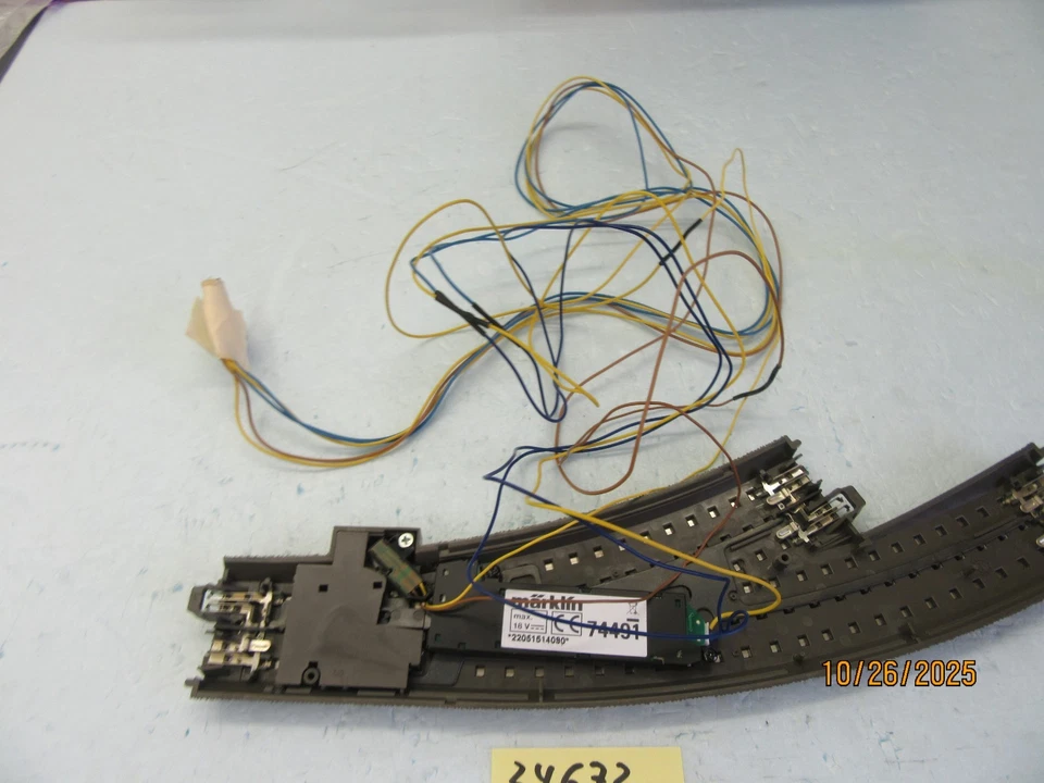HO - Marklin 24672 C Track  R 1 30° RH Turnout w/ 74491 Motor & 74471 Lantern - Image 4 of 4